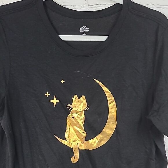 Black Tee Metallic Gold Cat Sitting on Crescent Moon Night Sky Star Kitty M 8/10 - Picture 2 of 5